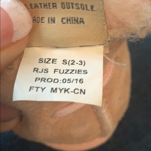 The fuzzies infant slippers - Picture 4 of 7